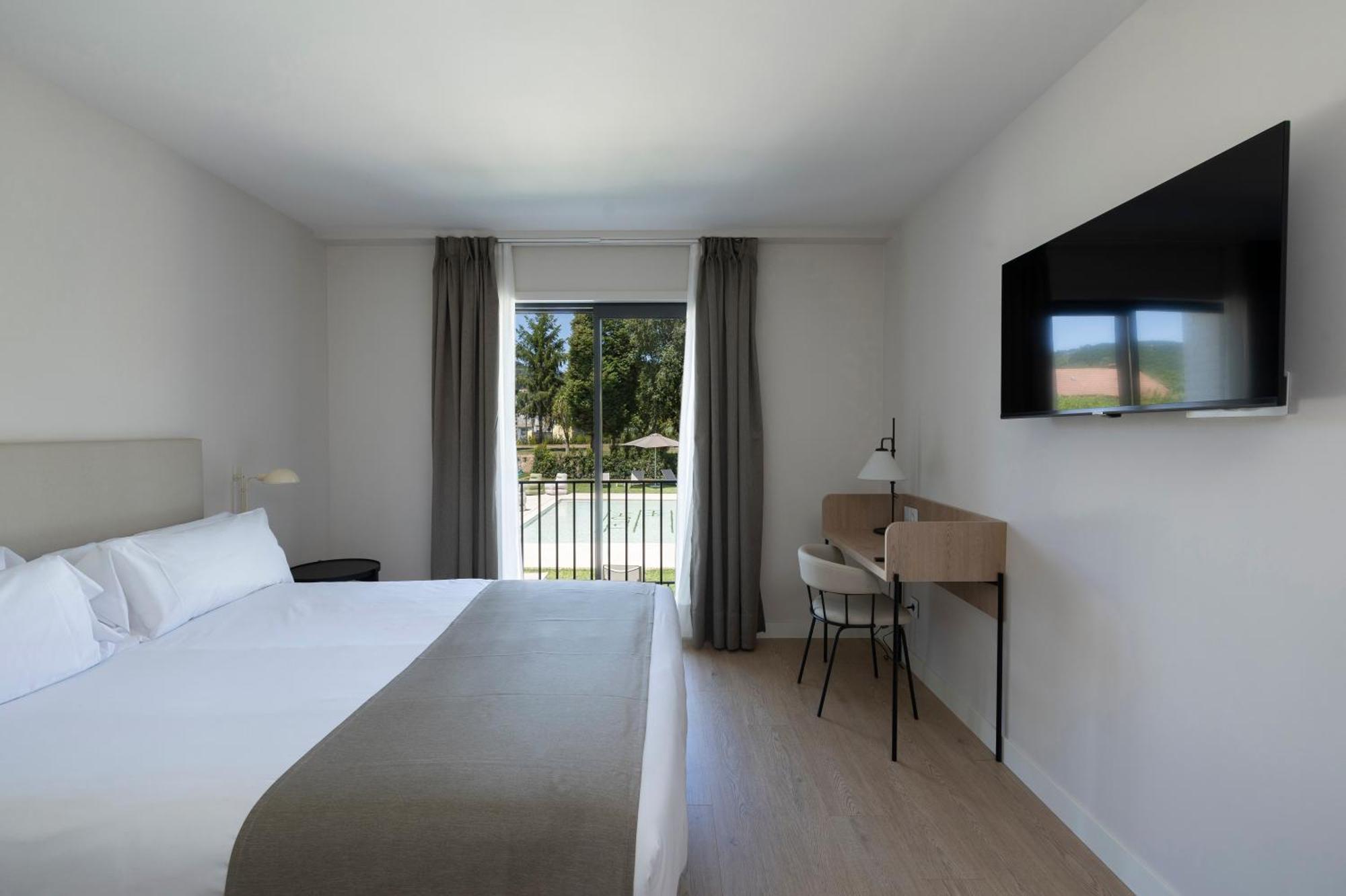 Hotel H4 Cangas 3 Superior Exterior photo